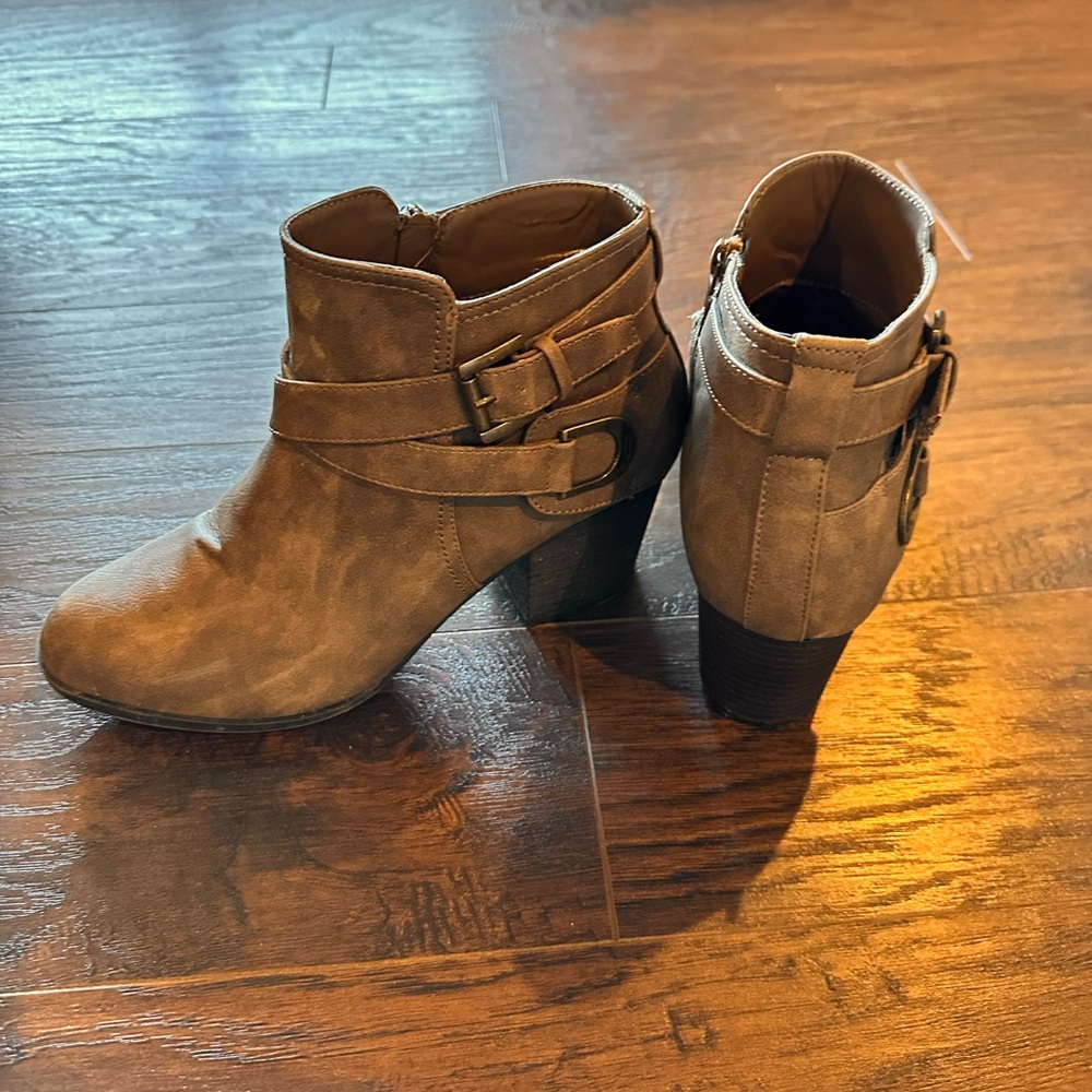 Sophia Taylor ankle boots size 9 medium suede like material like new condition.